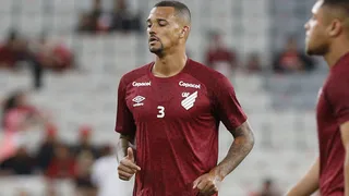 Zagueiro rescinde com o Athletico para fechar com rival da Série A