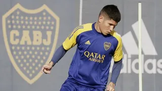 Volante do Boca recebeu proposta do Athletico, diz jornalista argentino
