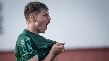 Com um a menos, Coritiba vence, quebra invencibilidade do Vila Nova e segue perto do G4