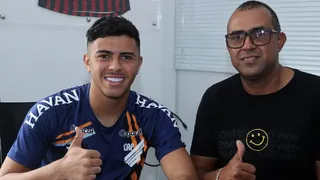 Athletico renova contrato com goleiro destaque da base