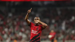 Athletico renova contrato com volante Erick