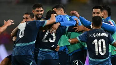 Ex-Coritiba brilha e marca gol histórico em rodada final das Eliminatórias