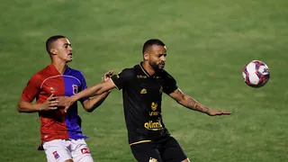 Em protesto, jogadores do Paraná atrasam entrada contra o Criciúma
