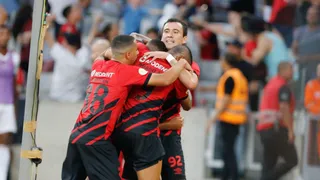 Time da virada, Athletico é empurrado pela torcida e bate o Flamengo na Arena