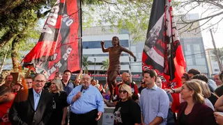 Estátua de Sicupira é inaugurada em Praça do Athletico; veja fotos