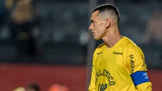 Em jogo de falhas, goleiro Santos ultrapassa Sicupira em ranking histórico do Athletico