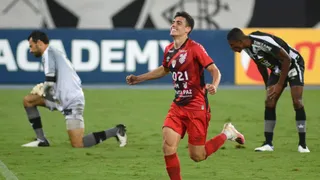 Athletico vence o Botafogo e engata terceira vitória seguida antes do Atletiba
