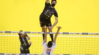 Mesmo sem exigência no protocolo, atletas usam máscara na Superliga de Vôlei