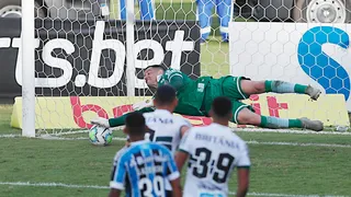 Wilson salva, mas Coritiba fica no empate com o Grêmio e segue com jejum no Couto
