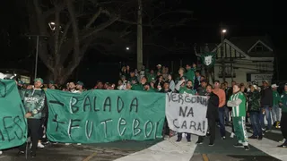 “Acabou a paciência”: torcedores do Coritiba protestam contra má fase; veja fotos