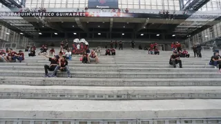 Athletico estreia novo setor sem cadeiras e tem problema de organização em entrada