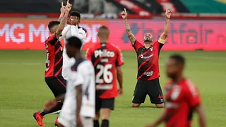 Athletico faz jogo mais emocionante do ano, mas bobeiras da defesa preocupam