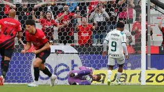 Com pênalti defendido, goleiro Léo Linck comenta estreia no Brasileirão