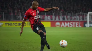 Fernandinho se lesiona e vira desfalque no Athletico; veja detalhes