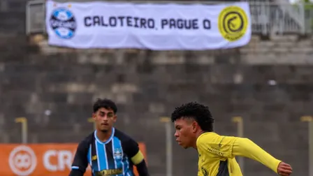 “Caloteiro”: Clube paranaense usa faixa para cobrar dívida milionária do Grêmio