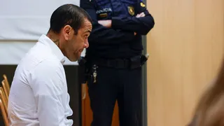 Daniel Alves sustenta que jovem o seguiu ao banheiro e fez sexo consensual
