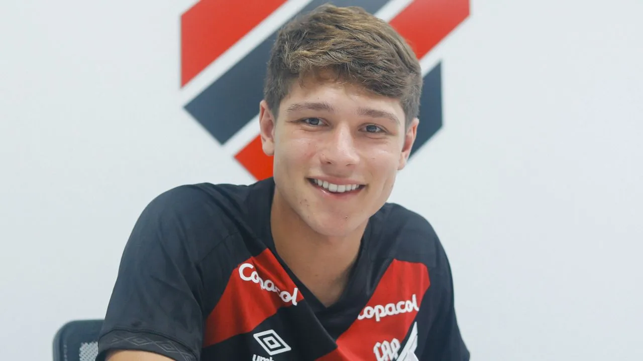 Gustavo Gomes assina renovação de contrato com o Athletico até 2029 no CT do Caju.