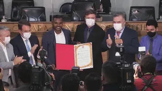 Em noite de homenagens, Nikão ganha título de cidadão honorário de Curitiba