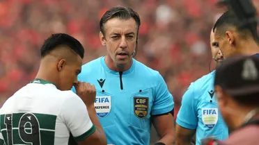 Árbitro relata arremessos de objetos das torcidas no clássico Atletiba