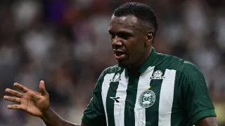 Após susto em campo, Jacy tranquiliza torcida do Coritiba