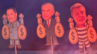 Torcida do Athletico protesta com caricaturas de Petraglia e diretores