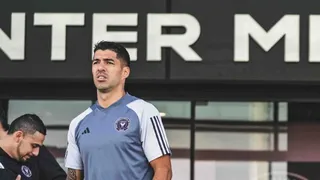 Após deixar Grêmio, Suárez ainda sofre com lesão e joga pouco com Messi