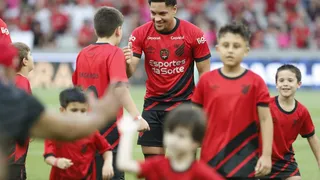 Ovacionado, fenômeno Vitor Roque se despede da torcida do Athletico na Ligga Arena