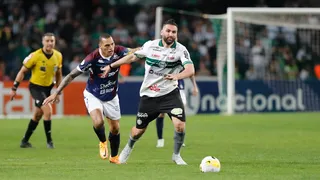 Coritiba arranca vitória fundamental e respira, mas segue cometendo erros