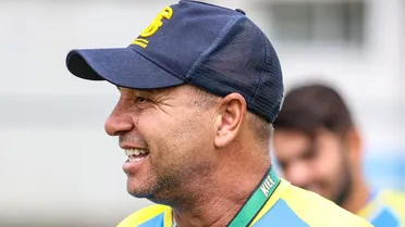 Ídolo do Paraná, técnico levou clube da lanterna à vaga na Série D