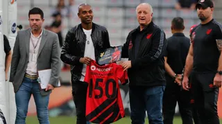 Felipão entrega homenagem a Fernandinho por 150 jogos no Athletico