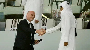 Fifa ameaça punir com cartão e seleções desistem de braçadeira de arco-íris