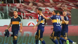 Tévez marca, homenageia Maradona e Boca sai na frente do Inter