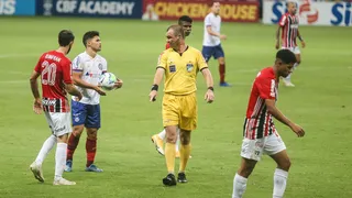 Bahia 1×3 São Paulo e o encontrão de Tiago Volpi com Ernando. Pênalti?