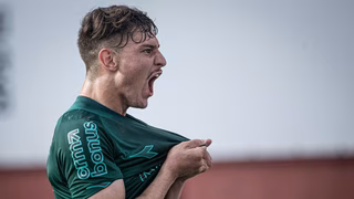 Com um a menos, Coritiba vence, quebra invencibilidade do Vila Nova e segue perto do G4