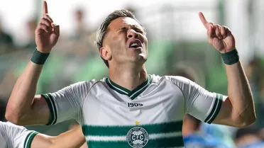 Decisivo, meia do Coritiba comemora gols e revela trabalho extracampo