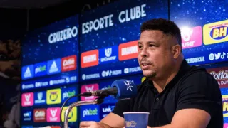 Ronaldo assina contrato e oficializa a compra de 90% das ações da SAF do Cruzeiro