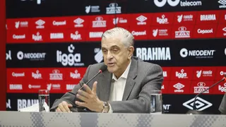 Petraglia revela que Athletico ainda sonha com Daniel Alves: “Chance existe”