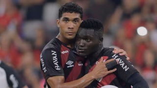 Atacante do Athletico desabafa após pênalti perdido e recebe apoio de zagueiro do Coritiba