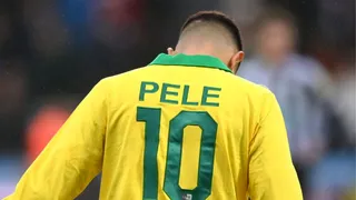 Bruno Guimarães faz homenagem a Pelé antes de jogo na Premier League