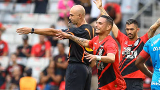 VAR corrige dois gols do Athletico e torcida detona assistente