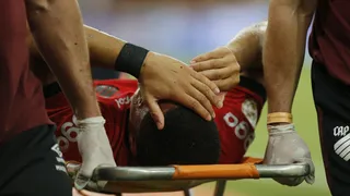 Vitor Roque sai machucado no Athletico após falta dura e preocupa