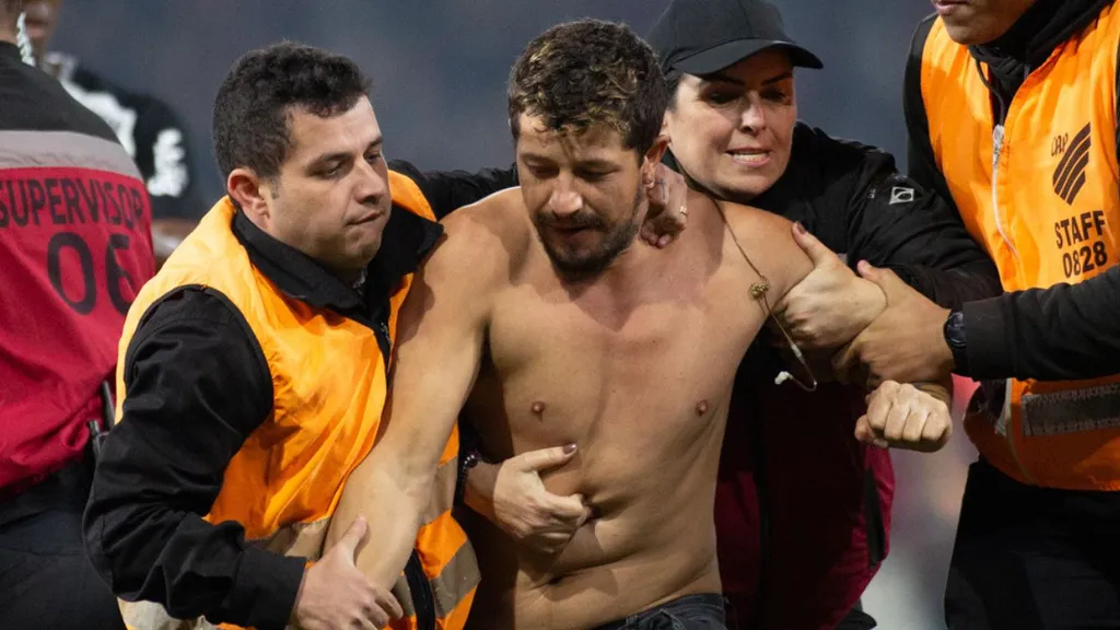 torcedor invade campo agressão goleiro hugo souza