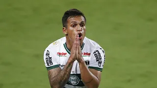 Ex-Coritiba e Paraná é cercado e agredido com capacete ao sair de aeroporto