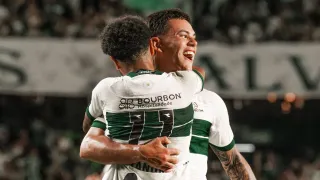 Lateral “esquecido” pelo Santos vira destaque no Coritiba e aparece na seleção da rodada