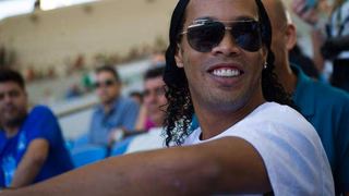 Ronaldinho Gaúcho prepara casamento com duas mulheres