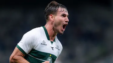 Atacante do Coritiba comemora gol e “entrega” acessório de rival do Brasileirão