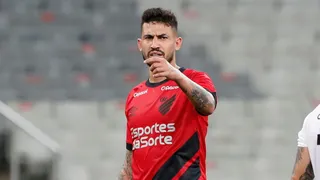 Alvo de clubes brasileiros, zagueiro comenta renovação com o Athletico