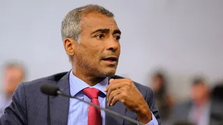 Romário tem alta após 13 dias internado para tratar infecção intestinal