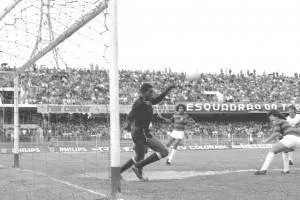 Fustigado pela representação atleticana, Jairo utiliza um passo de dança para praticar a defesa. 