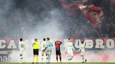 Torcida do Athletico explode, árbitro encerra a partida e clube pode ser punido